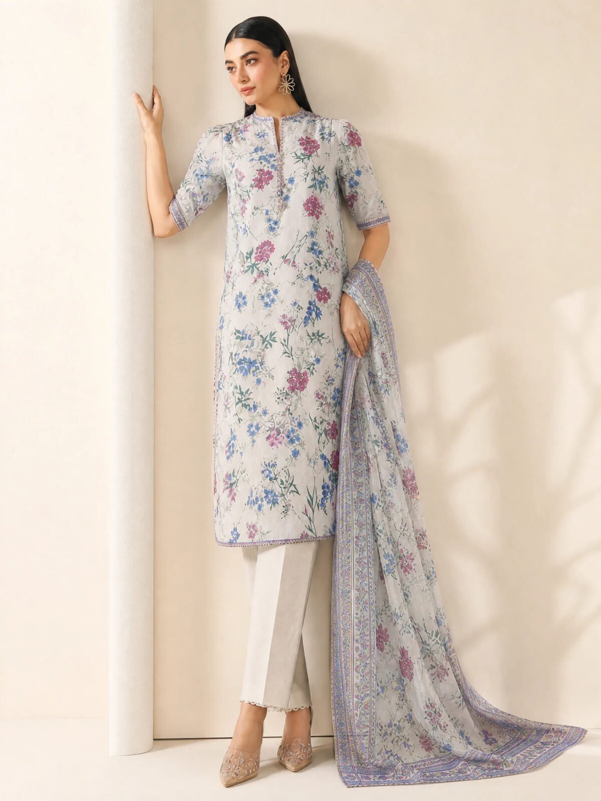 Pose 5 — Editorial Pillar Lean