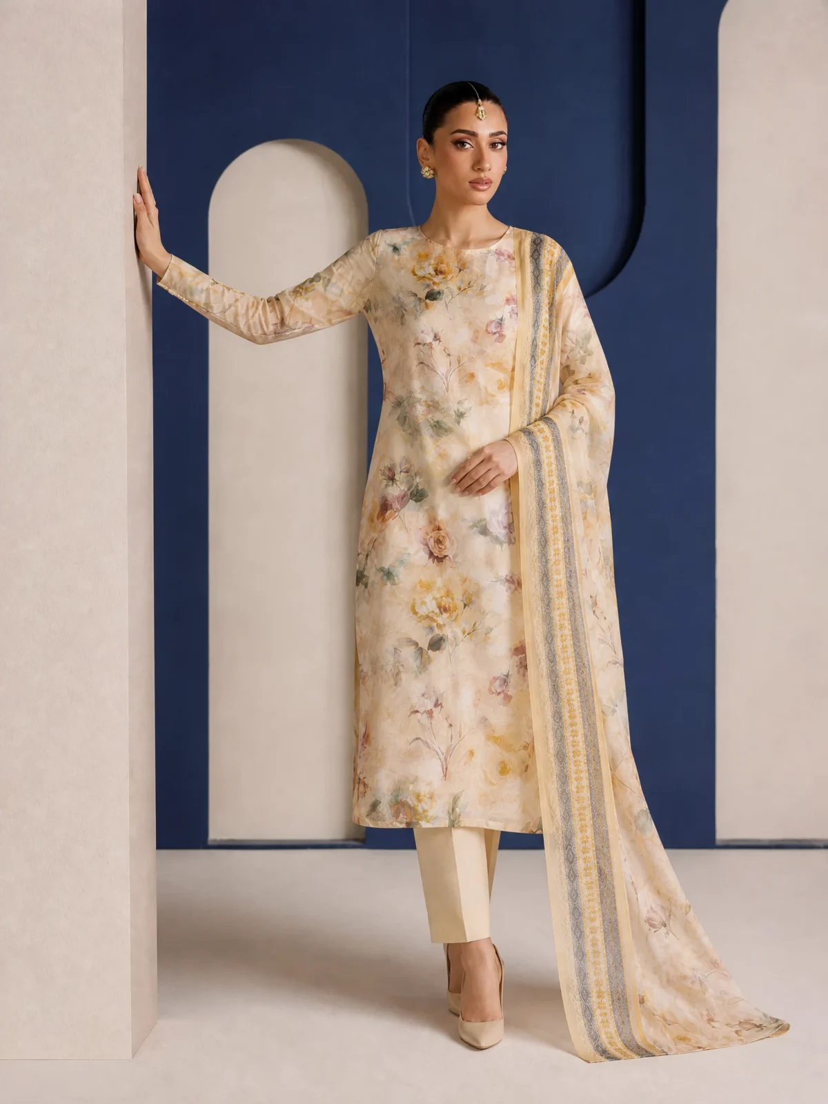 Pose 5 — Editorial Pillar Lean